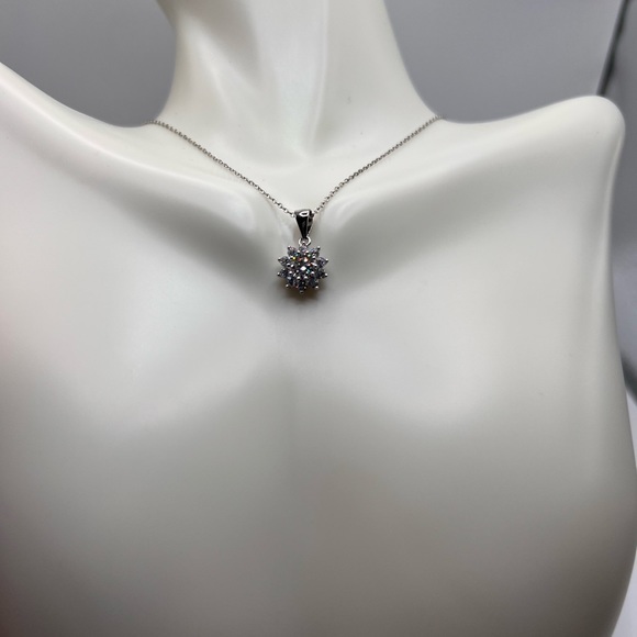 Super brilliant sparkling flower pendant necklace - Picture 4 of 5